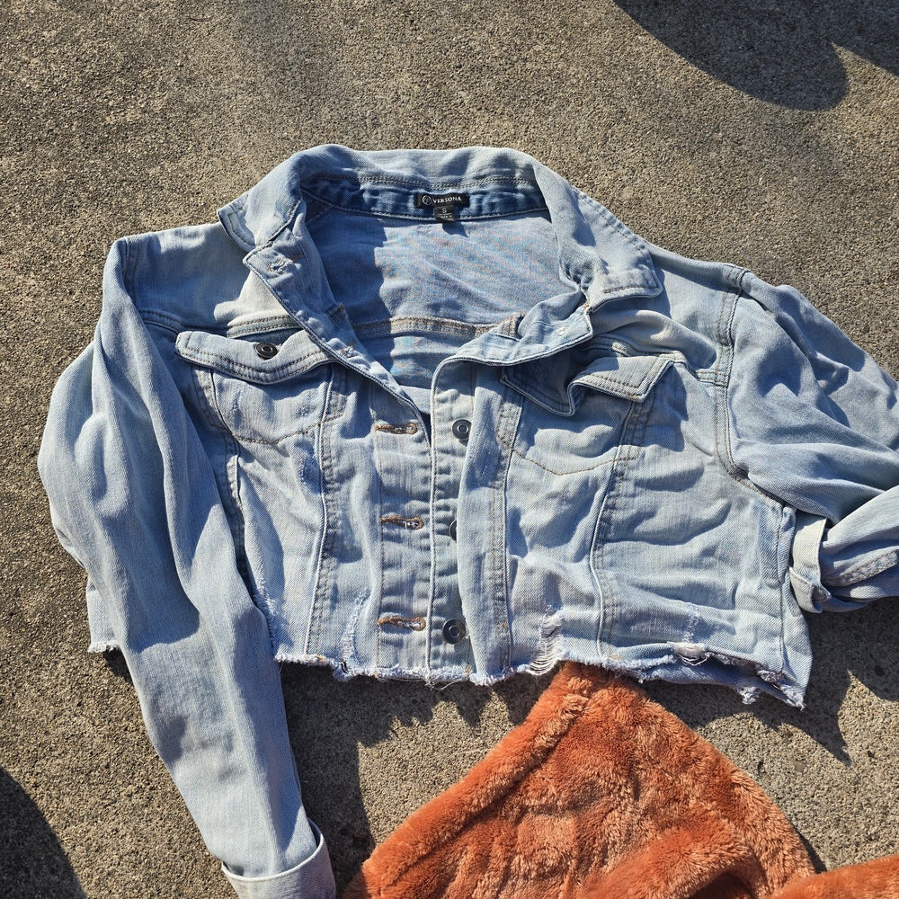 Light Wash Cropped Denim Jacket - Women